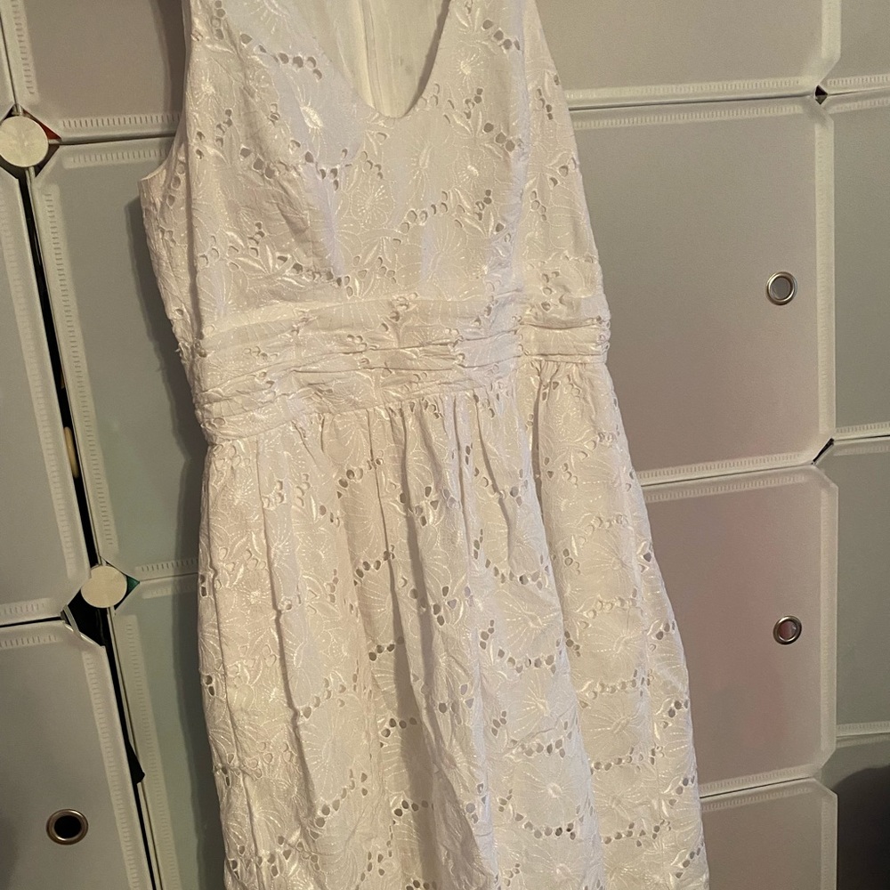 White lace, knee length, short sleeve dress. 🔺